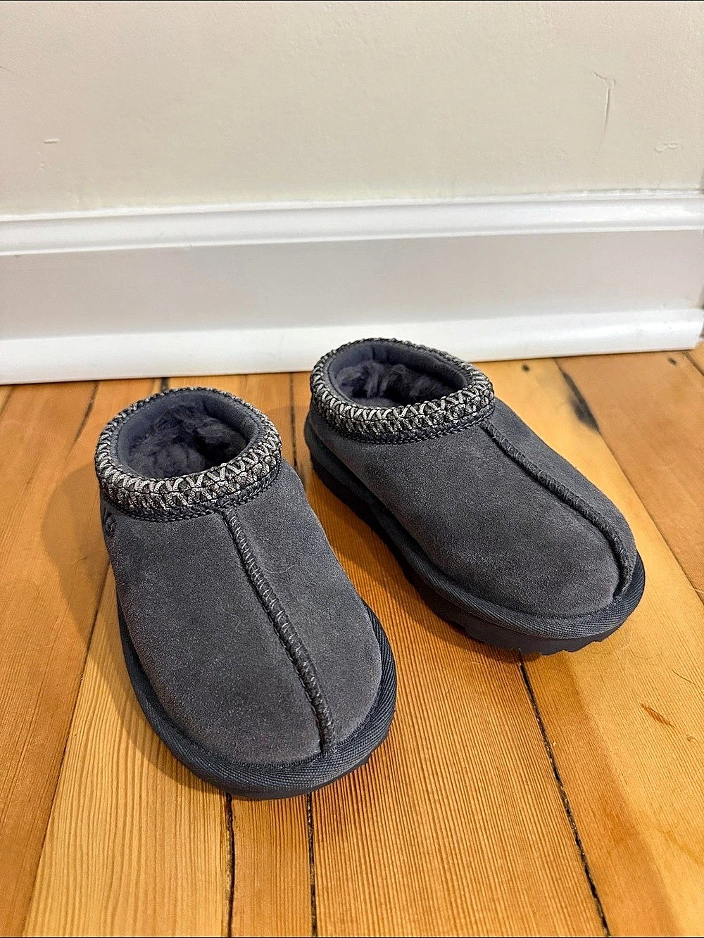 NWOT UGG Toddler Slippers Gray; size 8